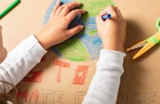 Child drawing the earth